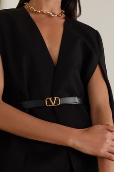 The definition of versatile, Valentino Garavani's belt can be worn on either the black or red side. It's been made in Italy from smooth, structured leather and has a slim profile. The signature 'VLOGO' hardware is slightly burnished to temper the gleam. Christmas Outfit Aesthetic, Women Belts Fashion, Womens Belts Fashion, Womens Designer Belts, Luxury Belts, Valentino Black, Designer Belts, Belt Style, Valentino Women