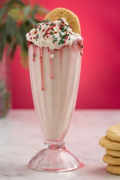 Cookie Milkshake Recipe, Sugar Cookie Desserts, Peppermint Milkshake, Cookie Milkshake, Milkshake Recipe Easy, Holiday Ice Cream, Boozy Milkshake, Vegetarian Cookies, Easy Sugar Cookies