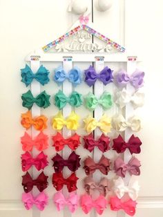 Diy Hair Bow Holder, Diy Leather Bows, Toy Room Organization, Kids Salon, Bow Display, Craft Market Display, Hair Accessories Storage, Craft Stalls, Diy Yarn Crafts