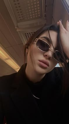 Stile Hijab, Flipagram Instagram, Fashion Eye Glasses, Foto Tips, Summer Fashion Beach, Model Poses Photography, Stylish Glasses, Best Photo Poses, Stereo Headphones