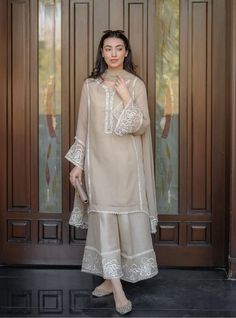 Salwar Suit Outfits For Women, Long Shirt With Plazo Wedding Dress, Rakhi Suit Designs, Pakistani Kamiz Design, Beige Suits Women Indian, Latest Pakistani Suits Designs 2024, Sharara Kurta Designs, Casual Pakistani Suits, Simple Wedding Wear