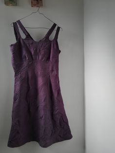 "Item of clothing: mini dress Condition: pre-loved Occasion: elegant Colour: wine purple Material: embossed satin Description: vintage 80, double straps, made in USA Size: M Woman mini dress, LABEL vintage 80, wine purple embossed satin, halter neckline with double straps, stretchy shirred back top, slightly flared skirt with underskirt, knee-length, side zipper closure, sz. M. DETAILED MEASUREMENTS armpit-armpit 47 cm waist circumference 78 cm length 76 cm CONDITIONS OF SALE OUR E-COMMERCE PRESQUE NEW! is a women's second-hand clothing e-commerce with three goals: *  encourage recovery and reuse of neglected clothing ; *  encourage originality proposing one-of-a-kind items and experiences ; *  combine trends from the past with communication resources of the future. Take a look at our e-co Purple Lined Mini Dress, Purple Sleeveless Mini Dress For Evening, Purple Fitted Midi Evening Dress, Fitted Purple Lined Mini Dress, Fitted Purple Mini Dress Lined, Purple Fitted Mini Dress With Lining, Fitted Purple Mini Dress With Lining, Purple Fitted A-line Dress, Purple Mini Length Dress For Formal Occasions