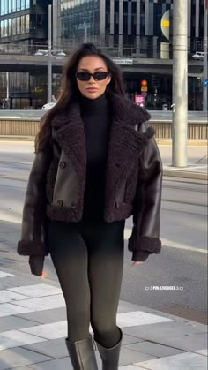 Stile Kylie Jenner, Snow Outfits, Look Kylie Jenner, Denim On Denim, Cold Outfits, Leather Jacket Outfits, Looks Street Style, Mode Inspo, Casual Winter Outfits