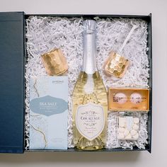 Brut Champagne gift box with champagne flutes and snacks Champagne Gift Basket, Champagne Gift Box, Champagne Gift Baskets, Champagne Gift Set, Champagne Candles, Champagne Box, Tyler Candle Company, Stemless Champagne Flutes, Champagne Gift