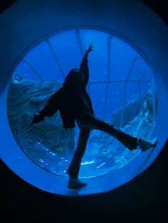 Blue girl silhouette aquarium inspiration photo artsy aesthetic circle fish water Georgia Aquarium, Photographie Portrait Inspiration, Have Inspiration, Body Reference Poses, Human Poses Reference, Poses References, Trik Fotografi, Cinematic Photography, Pose Reference Photo