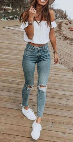 Outfits Bonitos, Outfits Highschool, Highschool Outfits, Girls Ripped Jeans, Romantic Questions, Best Jeans For Women, Looks Jeans, Outfit Combos, Outfits Jeans