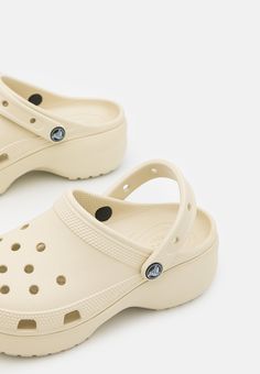 Crocs CLASSIC PLATFORM - Ciabattine - bone Crocband Platform, Croc Platforms, Crocs Platform, Platform Crocs, Crocs Crocband, Platform Mules, Fashion Updates, Komplette Outfits, Platform Sandals