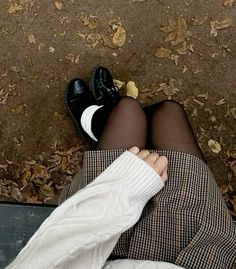 dark academia fall autumn outfit fashion aesthetic Dark Academia Girl, Emory Scott, Fall Inspo, White Socks, Rory Gilmore, Best Seasons, Autumn Cozy