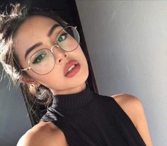 Glasses Frames For Women Wide Face, Glasses For Brunettes, Glases Girl Aesthetic, 2023 Glasses Trends, Glasses Frames For Women Oval Face, Round Glasses Aesthetic, Glasses Women Aesthetic, Eye Glasses Aesthetic, Trendy Glasses Frames