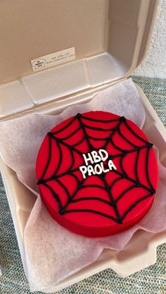 Pastel tamaño lunch box con decoración en buttercream Spider Man Lunch Box Cake, Spiderman Lunch Box Cake, Bday Cake Spiderman, Spider Man Bento Cake, Mini Spiderman Cake, Spiderman Bento Cake, Mini Cake Spiderman, Simple Spiderman Cake, Spiderman Cake Birthday