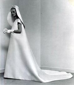 10 binomios de Cristóbal Balenciaga para explicar por qué el modisto vasco no era como los demás | Telva.com Cristóbal Balenciaga, Simple Gowns, Minimalist Wedding Dresses, A Wedding Dress, Vestidos Vintage, Vintage Bride