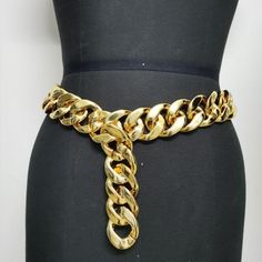 Marca:8888 China Queens
            
        Drag Queen accessories Looking to elevate your drag queen accessories game? Look no further than our Drag Queen Shop`s Versatile Belt Chain in a gorgeous gold color. Made from durable plastic, this waist chain is the perfect addition to any outfit, whether you`re on stage or off. With a width of 4cm and a length of 105cm, it`s the perfect size to make a statement without overpowering your look. Whether you`re looking to add a touch of glamour to a sim Gold-tone Party Necklace, Gold Metal Body Chain, Glamorous Gold Waist Chain For Party, Chic Metal Chain Belt For Party, Gold-tone Chain Link Necklace For Party, Trendy Gold Metal Body Jewelry, Elegant Gold Body Chain With Chain Strap, Gold Metal Chain Belt For Parties, Gold Body Chain With Chain Strap