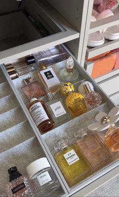 Wardrobe Capsule, Vanity Desk, Chanel Paris, Photo Inspo, Daisy, Vanity, Chanel