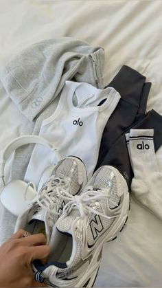 Body Fit Aesthetic, Workout Stuff Aesthetic, Gym Clothes Aesthetic Closet, Workout Healthy Aesthetic, Cute Pilates Outfit Aesthetic, Aesthetic Yoga Outfit, Alo Aesthetic Gym, Alo Yoga Outfit Ideas, Vision Board New Clothes