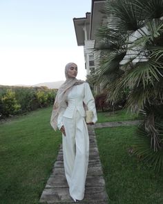 Bali Outfit Ideas Hijab, Hijabi Baddie, Hijabi Inspiration, Calm Woman, Outfit Ideas Hijab, Beauty Outfits, Casual Pieces