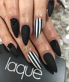 Halloween Nails Multicolor, Goth Inspired Nails, October Nails Black, Gothic Almond Nails, Cute October Nails, Goth Spring Nails, Gothic Nail Ideas, Beetle Juice Nails