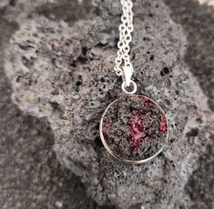 Collana Eruzione Vulcanica con Autentico Lapillo del Vulcano Etna, collana geologia realizzata grazie ad un processo di mia invenzione che consente di mantenere la texture della pietra vulcanica grezza: ✦ La collana lapilli di lava è un pezzo unico ed è stata mantenuta sia la forma che il colore originale in modo da poterti offrire un sorprendente pezzo di Sicilia da tenere sempre con te, con la particolarità dello smalto ceramico rosso che richiama la lava del vulcano. ✦ Collana Sicilia ideale Lava Stone Jewelry, Volcano Eruption, Tiny Gifts, Graduation Jewelry, Personalized Ribbon, Lava Stone, Volcano, Stone Necklace, Stone Jewelry