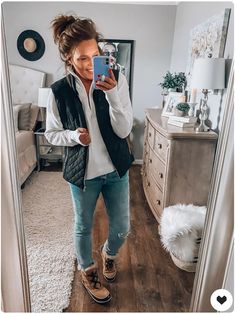 Chubby Girl Fashion, Beverly Ennis Hoyle, Saturday Outfit, Outfits To Try, Jeans Outfit Winter, Fabulous Outfits, Friday Outfit, Blogger Fashion, Vest Outfits