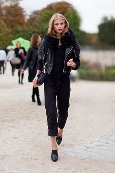 All black. Black Street Fashion, Outfit Nero, Anna Selezneva, Models Off Duty Style, Walking Down The Street, Woman In Black, Model Street Style, All Black Everything