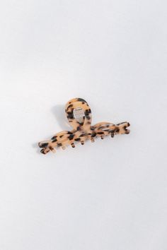 french girl style hair claw clip in tortoise shell - amantine - aesthetic accessories French Aesthetic, Simple Hair, Romantic Mood, Claw Hair Clips, Hair Claw Clip, Your Hairstyle, Romantic Dress, Hair Claws & Clips, Feminine Outfit