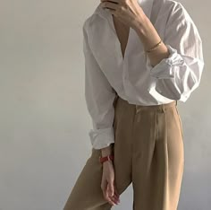 Korean Blouse, Office Casual Outfit, Feminine Blouses, Modern Feminine, Neutral Fashion, Formal Looks, Stylish Fashion