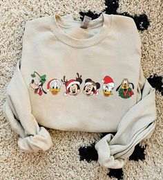 Disneyland Vintage, Disneyland Christmas, Disney Christmas Shirts, Coffee Christmas, Minnie Christmas, Friends Sweatshirt, Merry Christmas Vintage, Santa Shirt, Mickey Christmas