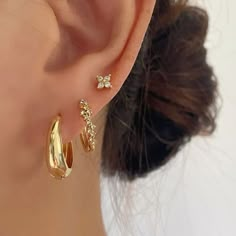 Gold Ear Aesthetic, Gold Hoop Huggies, Three Hole Ear Piercing, 3 Earrings Piercing In A Row, 3 Piercings Ear Lobe, Gold Ear Jewelry, Gold Ear Stack, Gold Jewellery Earrings, Gold Earring Stack