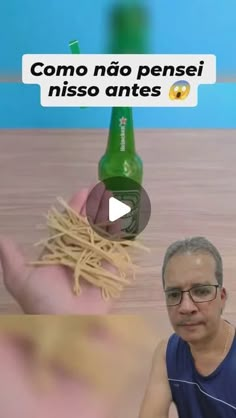 a man is holding some noodles in front of him and the caption reads, como noo pensei niso antes