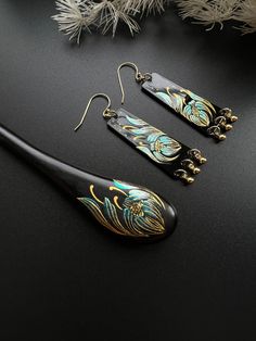 Dies ist eine Bestellmenge, bitte 1 Woche vor Versand einplanen. Dieses exquisite handbemalte Haarnadel + Ohrringe Set verfügt über traditionelle chinesische Motive der Orchideenblüte. Die aus reinem natürlichen Ebenholz handgefertigte Haarnadel ist 18 cm lang. Bitte nutze das letzte Bild um einen Eindruck zu bekommen, wie groß/lang die Stücke sind :-). Die komplizierten handbemalten Designs sind detailreich und haben einen perlenähnlichen Lüster + goldene Farbbemalung. Zum Erirren stehen ein Pa Chinese Style Earrings, Hair Stick Chinese, Hair Pin Chinese, Traditional Chinese Hair Comb, Chinese Hairpin, Ancient Chinese Hairpin, Blue Orchids, Ebony Wood, Peacock Blue