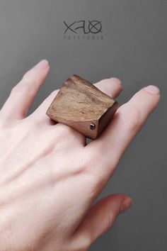 Необычное крупное, асимметричное кольцо из древесины ореха с живым краем Small Wood Projects, Wood Projects, Ring, Wood, Quick Saves, Design