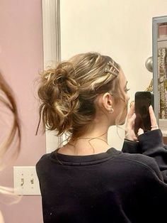 Curly Updo Aesthetic, Curly Hair Messy Hairstyles, Curly Blonde Ponytail, Curly Hairstyles Hair Clips, Brown Curly Hair With Blonde Underneath, Messy Hair Down, Hair Styles Aesthetic 90s, Messy Hairstyles Aesthetic, Clips In Hair Aesthetic