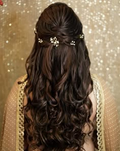 Why Flowers In Open Hair Are The Best Way To Add A Touch Of Glam In Your Mehendi Hairstyle! Elegant Mehendi, Reception Hairstyles, Bridal Hairstyle Indian Wedding, Hair Style On Saree, Hairstyle Wedding, Trending Wedding, Engagement Hairstyles