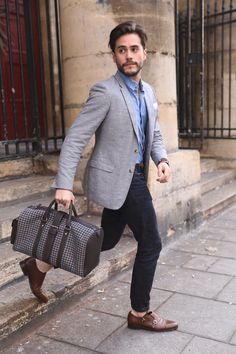 Test : Fratelli Noviello, les sacs au savoir-faire napolitain | BONNEGUEULE Aesthetic Outfits 80s, Dress Shirt And Jeans, Travel Outfit Summer Airport, 80s Mens Fashion, Blazer With Dress, Mens Fashion Dressy, Mens Fashion Winter, Mens Fashion Ideas, Outfit Hombre