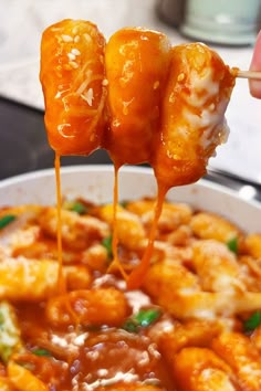 Cheese Tteokbokki Cheese Tobokki, Cheese Teokkboki, Tekkboki Recipe, Cheesy Tteokbokki Recipe, Tabokkie Recipe, How To Make Teokkboki Rice Cake, Toppoki Recipe Korea, How To Make Tteokbokki, Topokki Recipe