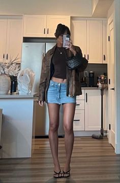 The Maria’s Concert Outfit, Jorts Outfit Women’s 90s, Wardrobe Reset, Brunette Fashion, Haircut Selfie, Photo Hijab, Ny Outfits, 2024 Outfits, Cute Hairstyle