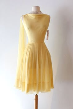 Yellow Cocktail Dress, Cocktail Dress Yellow, Chiffon Party Dress, Lemon Chiffon, Chiffon Sleeves, Vestidos Vintage, Looks Chic, Pale Yellow