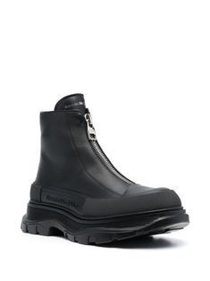 Bottines de la cheville à zip-up à la glissière d'Alexander McQueen avec noir, cuir de veau, lettrage de logo en argent, longueur de la cheville, attache de fermeture éclair avant, orteil rond et semelle en caoutchouc épais.Talon 2 en / 5 cm; Plate-forme 1,4 en / 3,5 cm Alexander Mcqueen Boots, Alexander Mcqueen Tread Slick, Basket Noir, Crossbody Tote Bag, Moon Boots, Leather Cap, Boot Pumps, Comfortable Sneakers, Black Sneakers