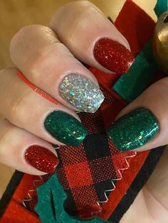 Embrace the magic of the holiday season with our curated collection of Christmas nail simple artistry. Elevate your nails into a canvas of sophistication and unveil the allure of simplicity. Christmas Nail Art Designs, Cute Gel Nails, Christmas Nails Acrylic, Dipped Nails, Xmas Nails, Christmas Nail Designs