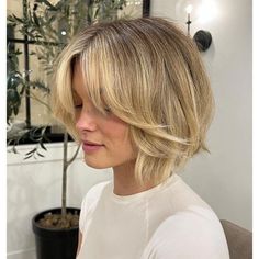 Bob Long Enough For Ponytail, Short Haircut Layers, Layered Short Bob, Layered Bob Haircut, Blond Bob, Hair Layers, Haircut Inspo, Chin Length Hair, Hair Inspiration Short