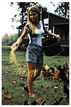 1979 Fashion, Farm Girl Style, Giki Tiki, Country Girl Aesthetic, Self Sufficiency, Farm Women, Farmer Girl, Female Farmer, Rural Lifestyle