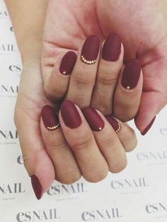 Burgundy and gold nail details. Diy Nails Tutorial, Unghie Nail Art, Maroon Nails, Nails Matte, Fall Nail Art, Prom Nails, Creative Nails