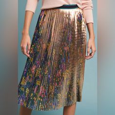 With Foil-Printed Florals Under Each Pleat, This Metallic Skirt Will Surprise And Delight With Each Twirl And Turn. Size Tag Was Cut Off. Waistline Is 35” All Around. Waist To Bottom Hem Is 28 1/2” ****Due To The Nature Of This Garments Print Design, Each Piece Is Unique And Placement Of The Print May Differ Slightly Between Each Garment And The Product Imagery, Camera Resolution And Lighting, Colors May Slightly Vary In Person. Pleated Skirt Winter, Pleated Skirt Outfit, Skirt Winter, Gold Skirt, Urban Fashion Trends, Printed Pleated Skirt, Metallic Skirt, Winter Outfits For Work, Clothing Brands