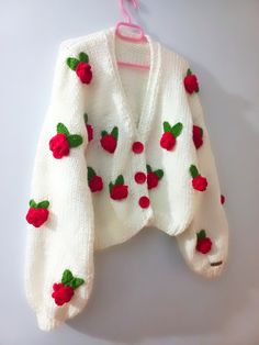 Crop rose cardigan, soft, sweet and trendy, if there are other colors you want, just send me a message and I can prepare it in all colors. Knit Rose, Flower Cardigan, Rose Cardigan, Cardigan Crochet, Friends Christmas, Cardigan Knit, Outfit Inspo Casual, Chunky Cardigan, Clothing Cute