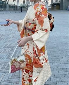 Traditional Japanese Yukata Women, Cute Kimono Outfits Japanese, Pretty Yukata, Yukata Aesthetic, Traditional Kimono Japan, Back Of Kimono, Japan Traditional Clothes, Kimono Outfit Japanese