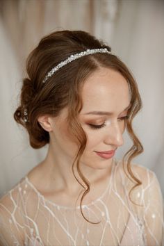 Pearl bridal headband for a wedding hairstyle Boho Wedding Hair Pieces, Feminine Accessories, Bridesmaid Headpiece, Crystal Bridal Headband, Halo Headpiece, Floral Headpiece Wedding, Gatsby Headband, Pearl Bridal Headband, Wedding Hair Headband