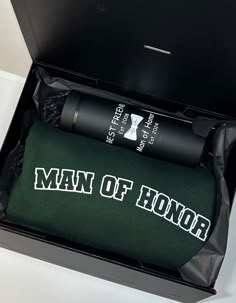 the man of honor gift set is in a black box with green and white lettering