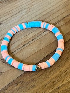 a light orange-peach and blue clay bracelet with a gold star in the middle. Bracelets Preppy, Bracelet Business, Beads Pattern, Blue Clay, Bracelets Patterns