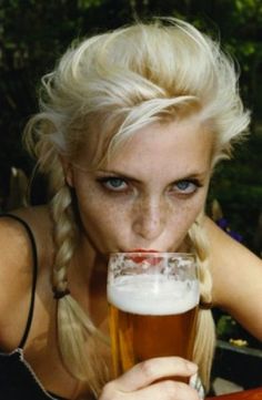 Nadja Auermann Blonde Hair Dark Eyebrows, Oktoberfest Woman, Dark Eyebrows, Brown Eyebrows, Freckles Girl, Beer Girl, 얼굴 그리기, Bleach Blonde