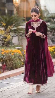 Velvet Pakistani Dress, Velvet Suit Design, Velvet Dress Designs, Pakistani Fancy Dresses, Pakistani Dresses Casual, Pakistani Fashion Party Wear, Beautiful Pakistani Dresses, Salwar Kamiz, Simple Pakistani Dresses