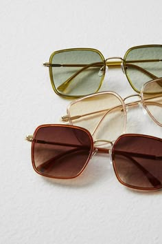 Cute Sunglasses Women, Womens Ray Bans, Emma Chamberlain Sunglasses, Chic Sunglasses Women, Free People Sunglasses, Yellow Sunglasses Aesthetic, Specs For Round Face For Women, Women’s Sunglasses, Burgundy Sunglasses